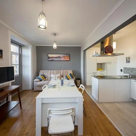 Captain House, Amazing In Santos * ליסבון